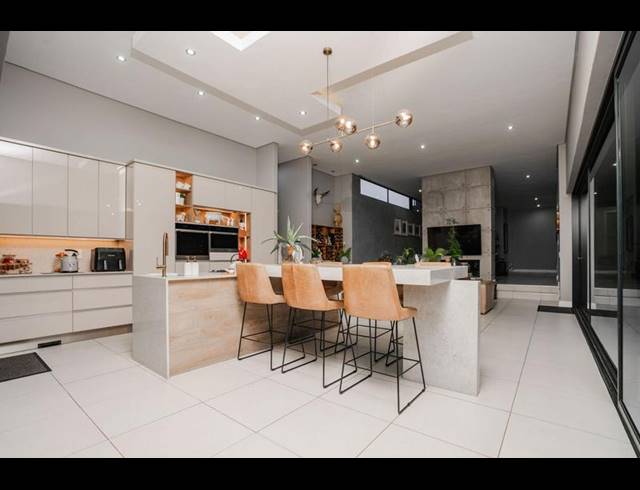 5 BEDROOM HOUSE FOR SALE IN MIDSTREAM RIDGE